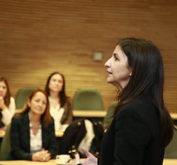 Subsecretaria del Ministerio de la Mujer, Carolina Cuevas, expone en MBA UC